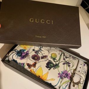 Gucci zip around wallet